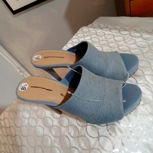 NWOT Thalia denim heels